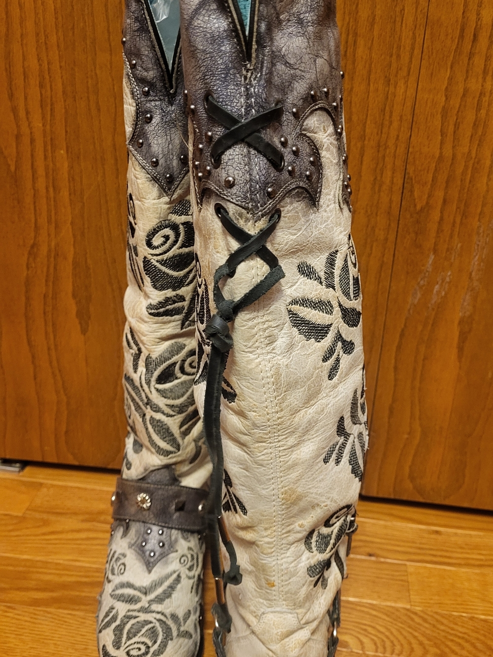 Corral Cream Leather Western Boots with Dark Gray/Black Rose Floral Embroidery - Picture 7 of 11